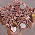 Sacchetto con confetti e portachiavi