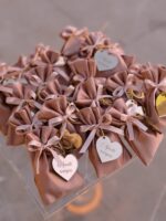 Sacchetto con confetti e portachiavi